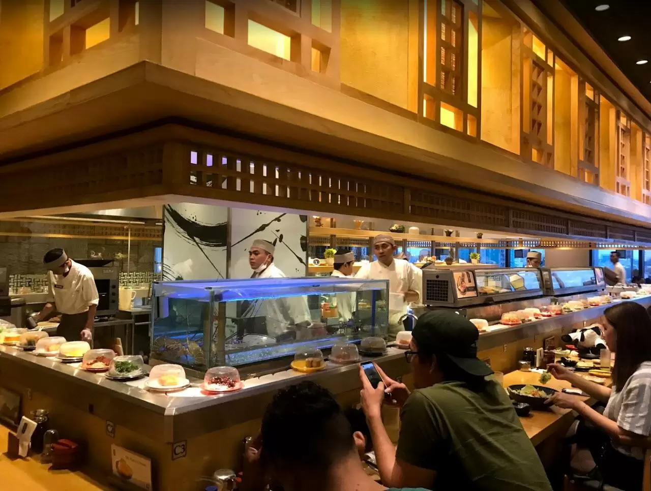 Suasana ruang makan Sushi Tei Malang